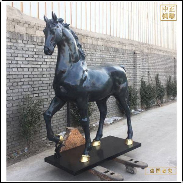廣場(chǎng)草地大型銅雕馬